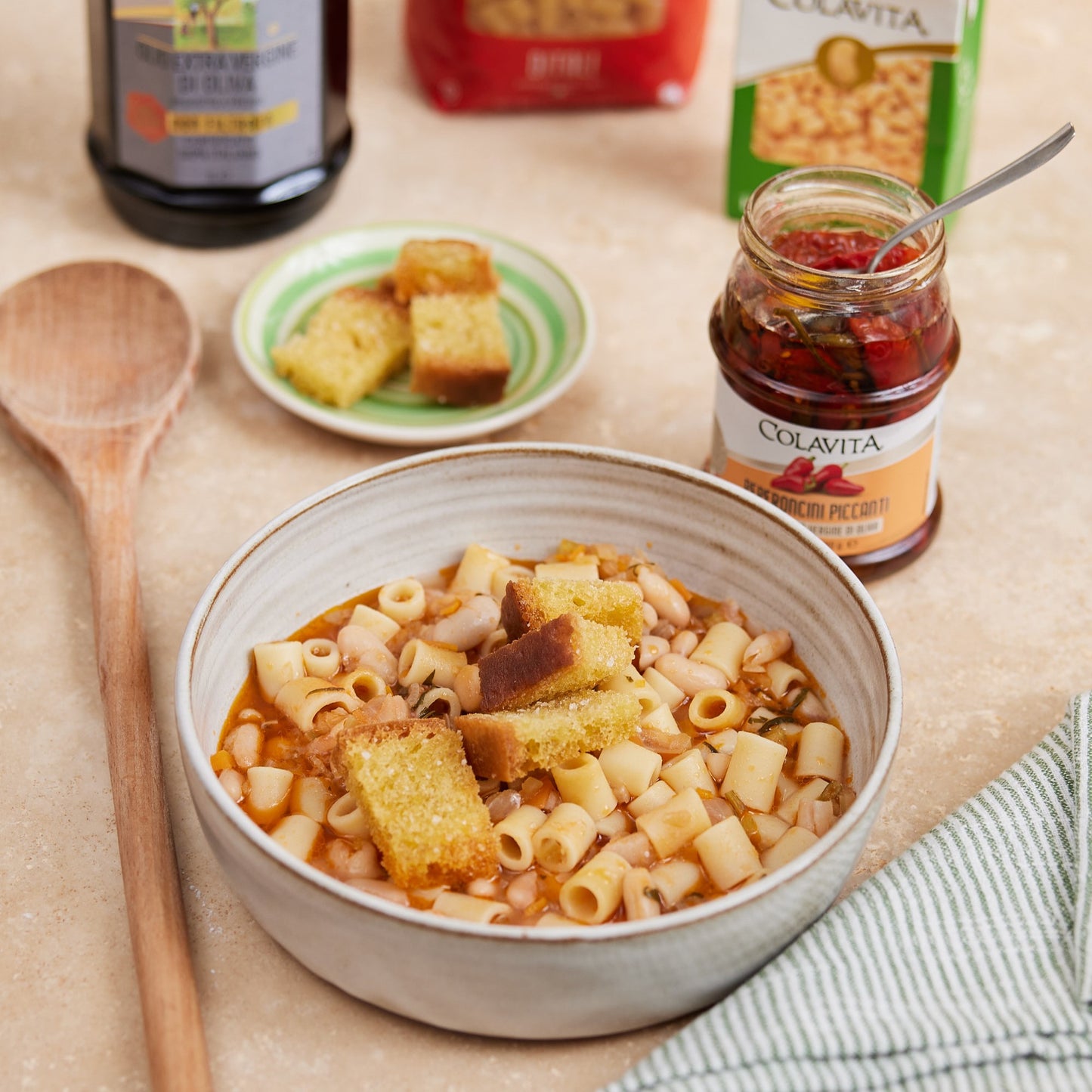 Pasta e fagioli con crostini di pane