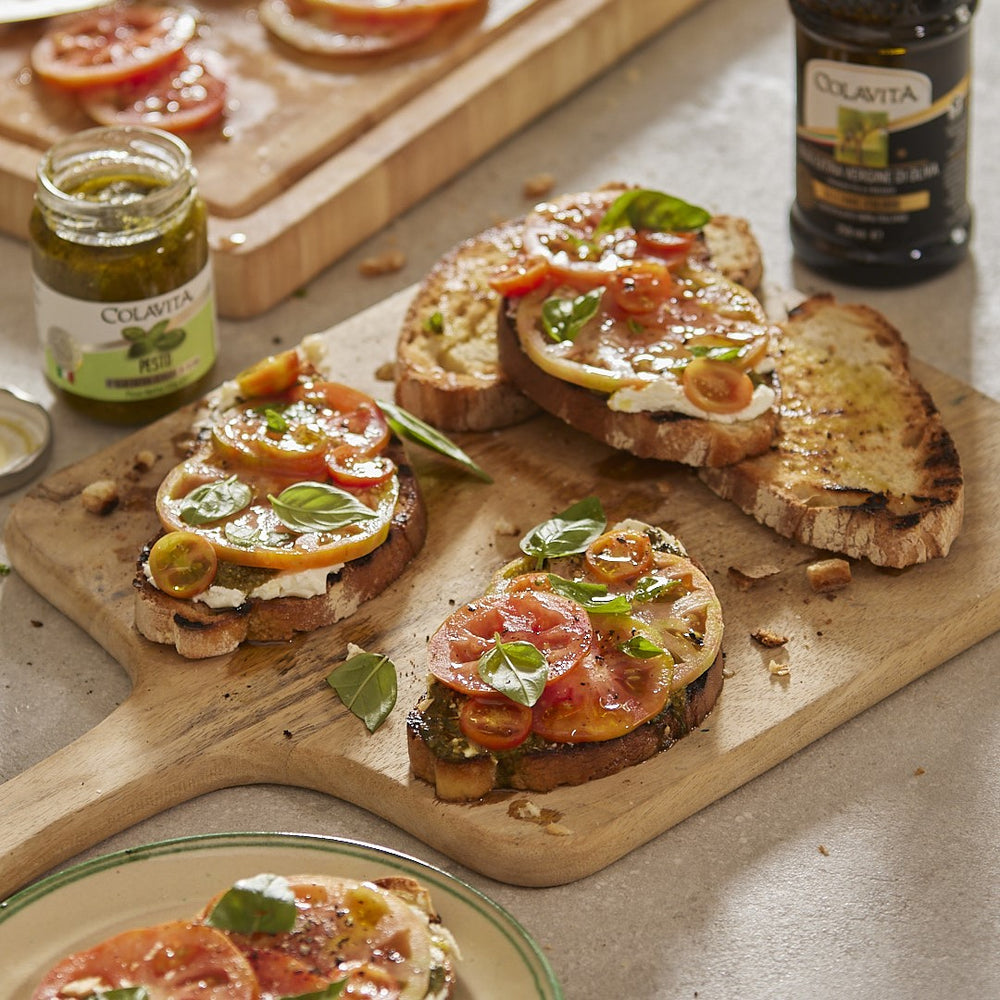 Bruschette al pomodoro con pesto e robiola