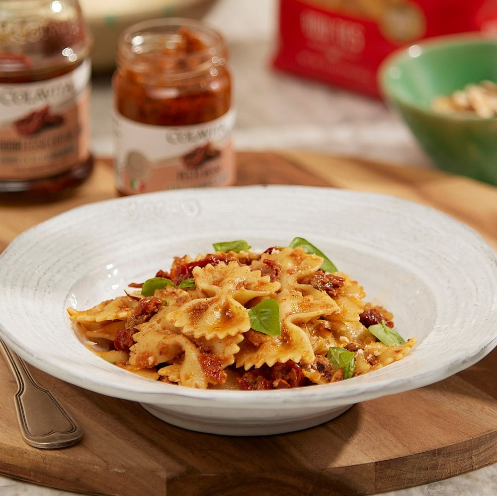 Farfalle con pesto rosso e pomodori secchi