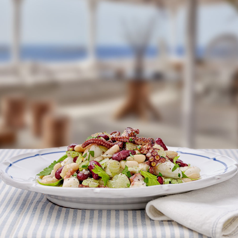 Insalata di fagioli rossi con polpo grigliato, cipolle rosse ed erbette