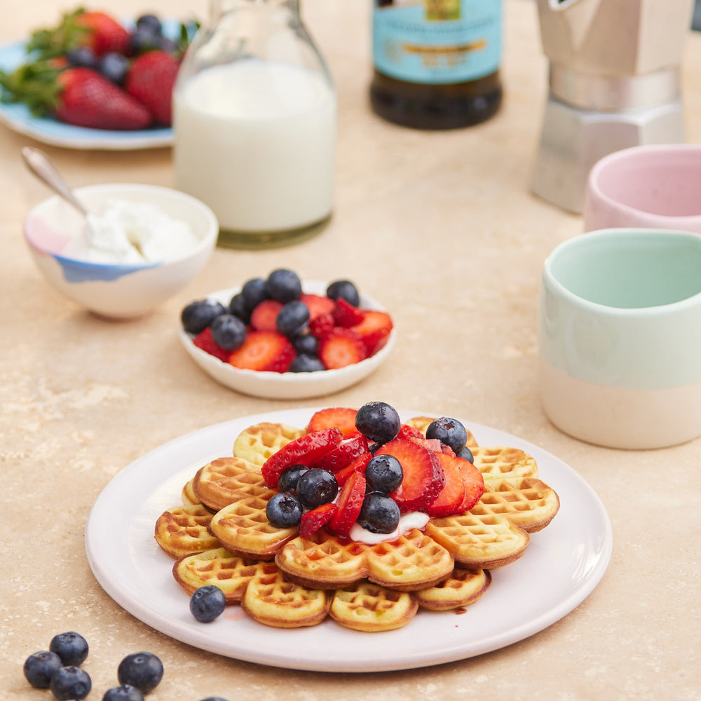 Waffles con frutta estiva e yogurt greco